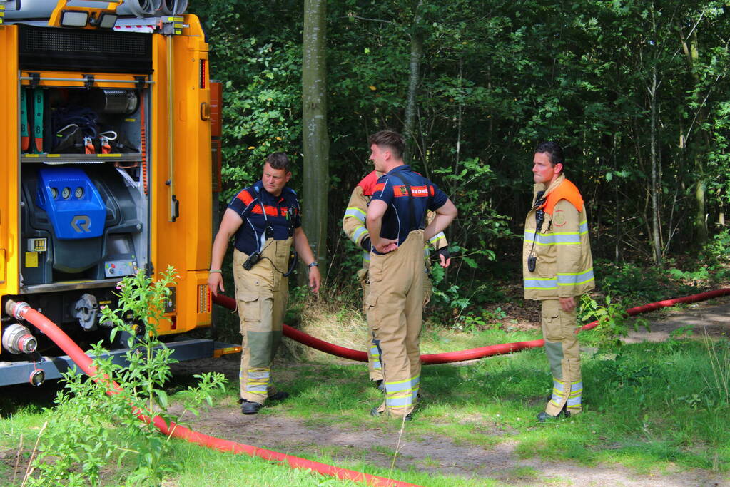 Militaire voertuig ingezet voor bestrijden van natuurbrand