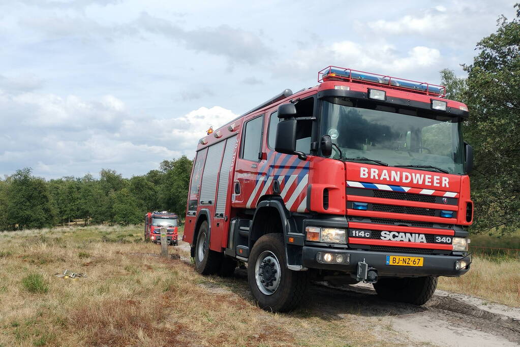 Militaire voertuig ingezet voor bestrijden van natuurbrand