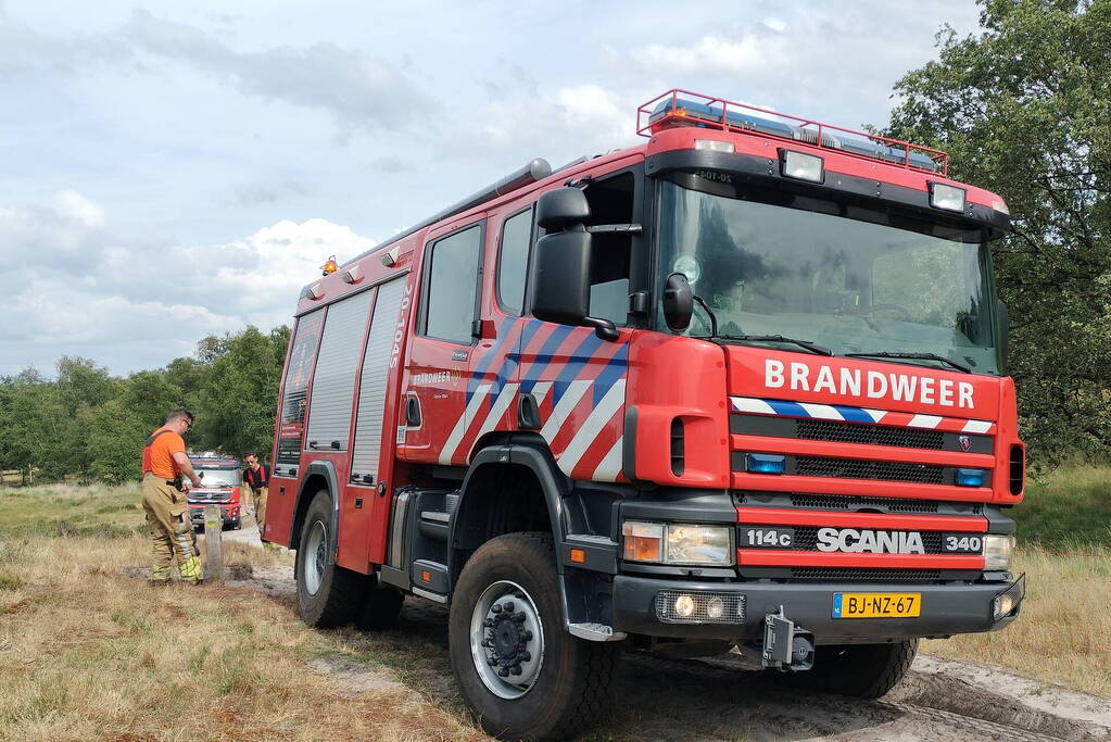 Militaire voertuig ingezet voor bestrijden van natuurbrand