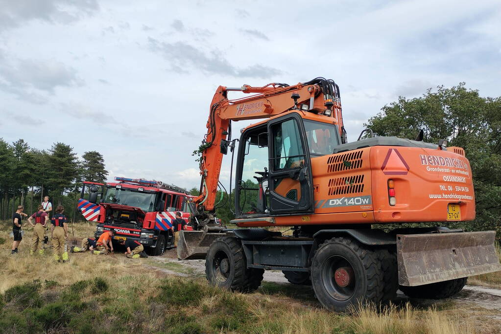 Militaire voertuig ingezet voor bestrijden van natuurbrand