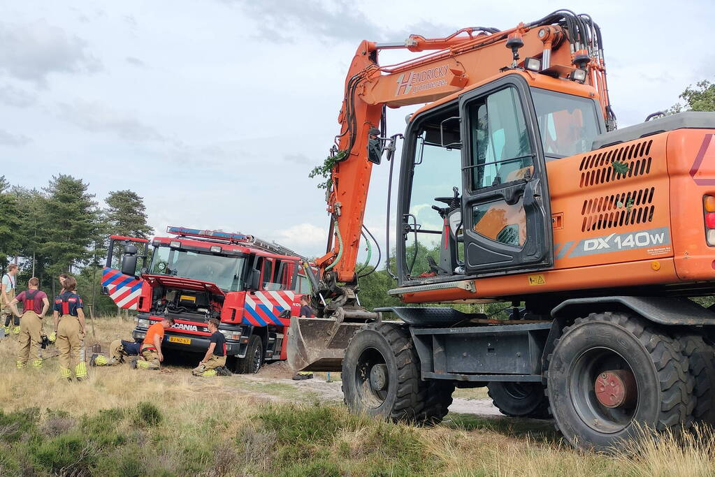 Militaire voertuig ingezet voor bestrijden van natuurbrand