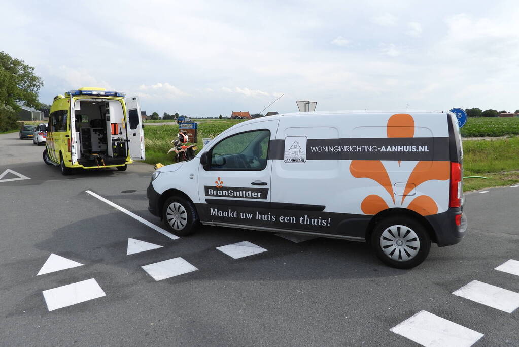 Automobilist ziet crossmotor over het hoofd