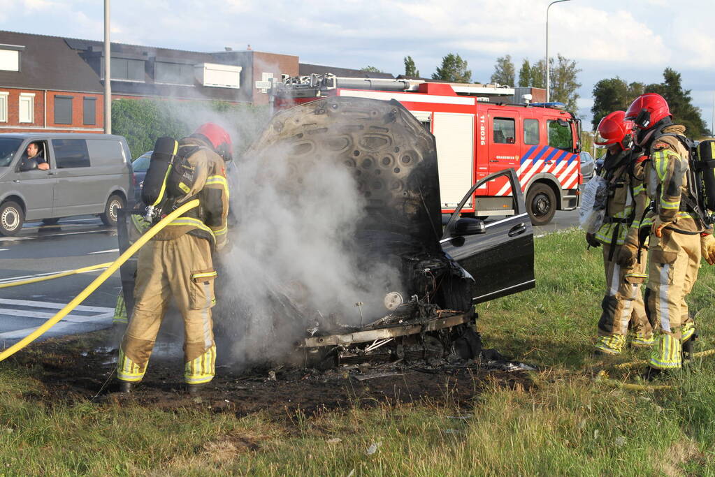 Personenwagen verwoest door brand