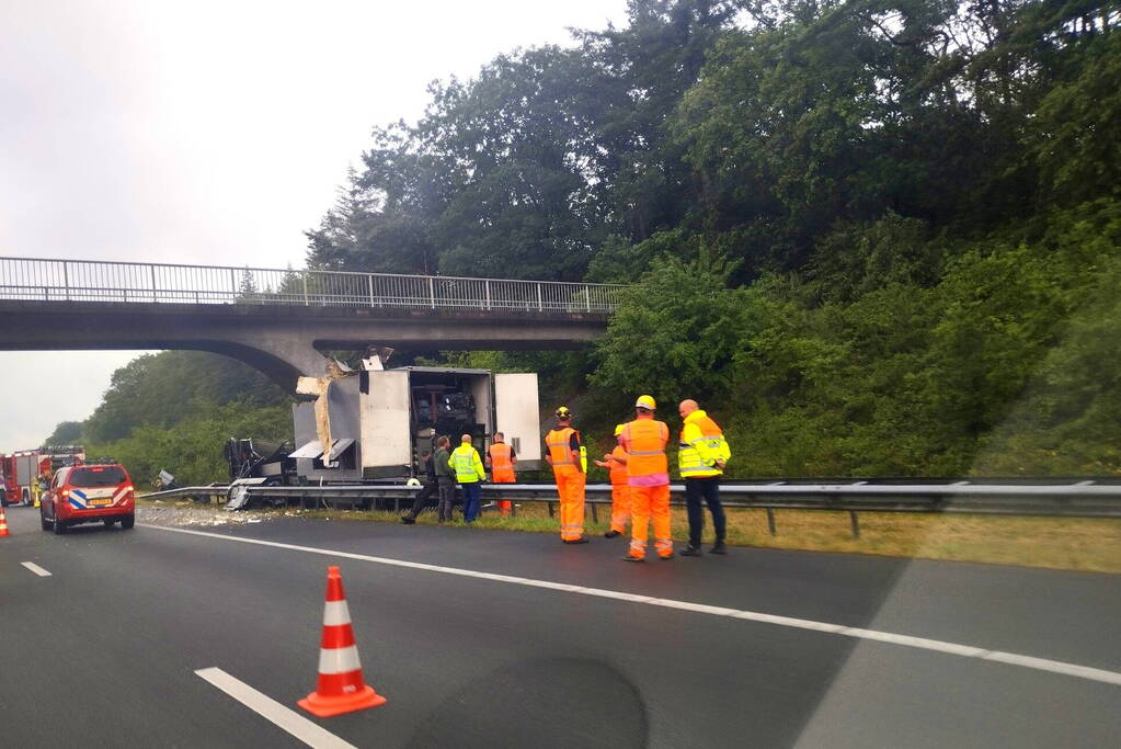 Enorme schade nadat vrachtwagen tegen viaduct rijdt
