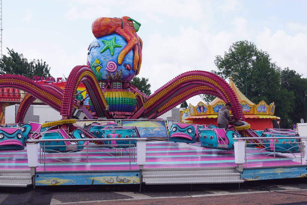 Opbouw kermis vissersdorp in volle gang