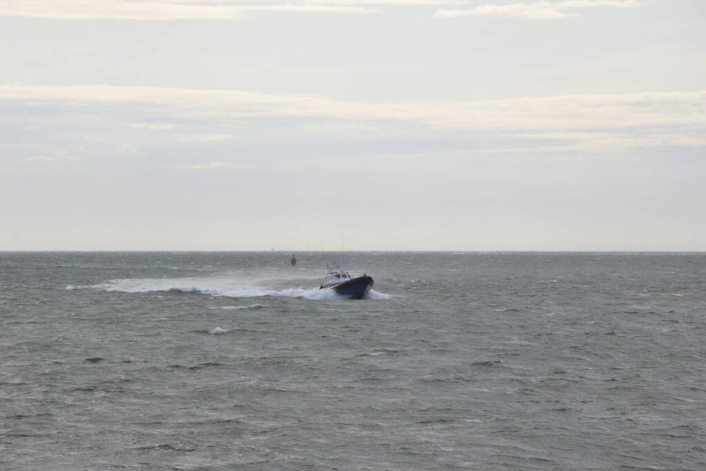 Grote zoekactie naar vermiste surfer rondom Oosterscheldekering