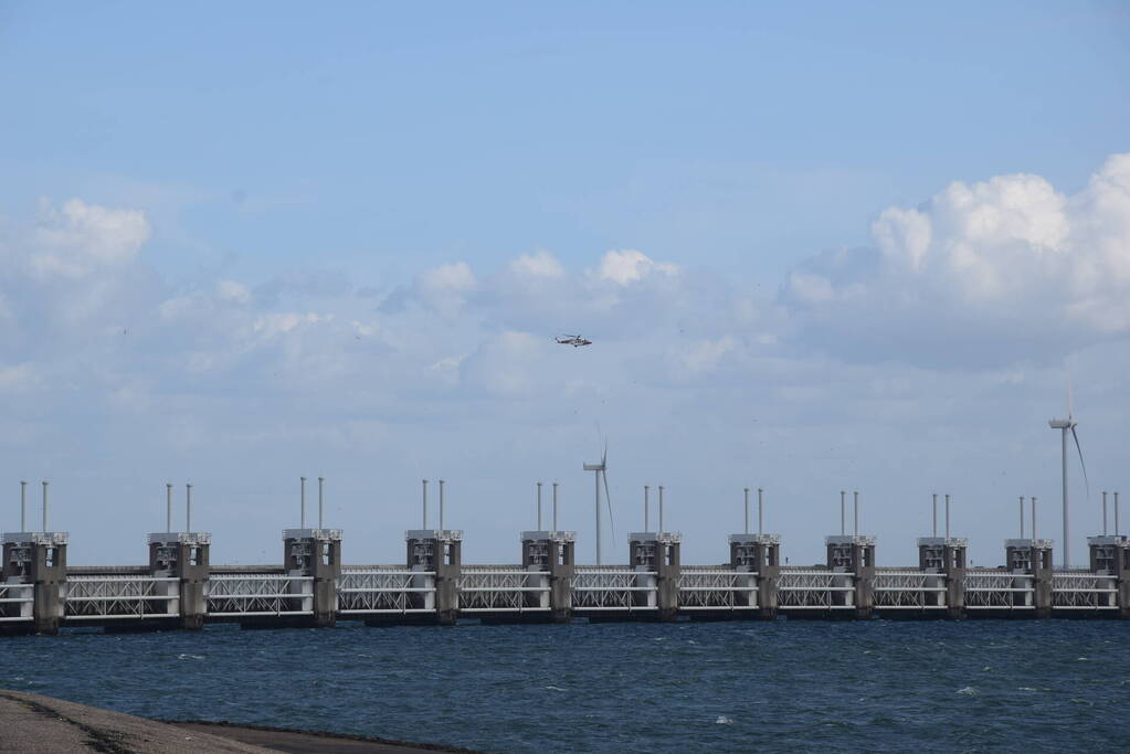 Grote zoekactie naar vermiste surfer rondom Oosterscheldekering
