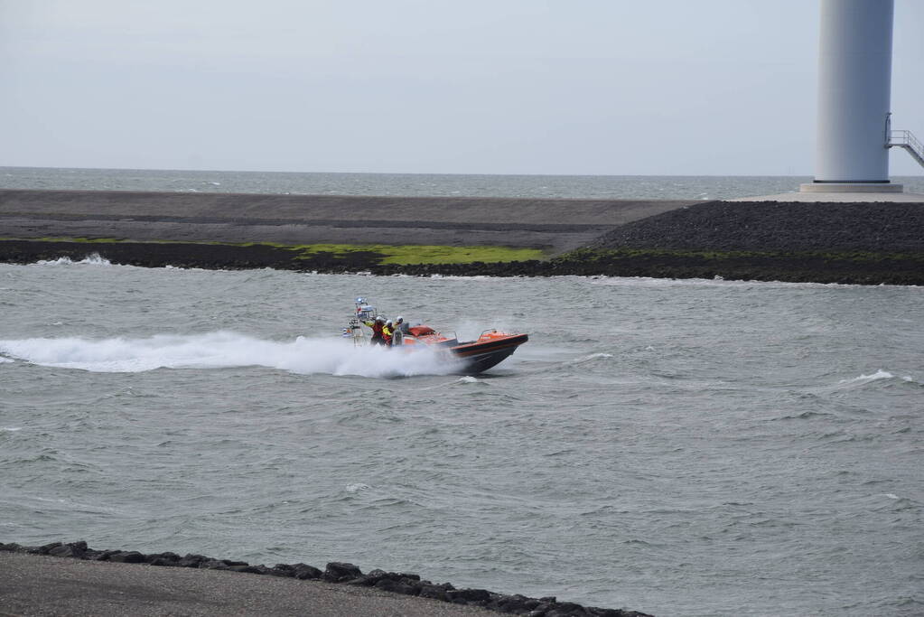Grote zoekactie naar vermiste surfer rondom Oosterscheldekering