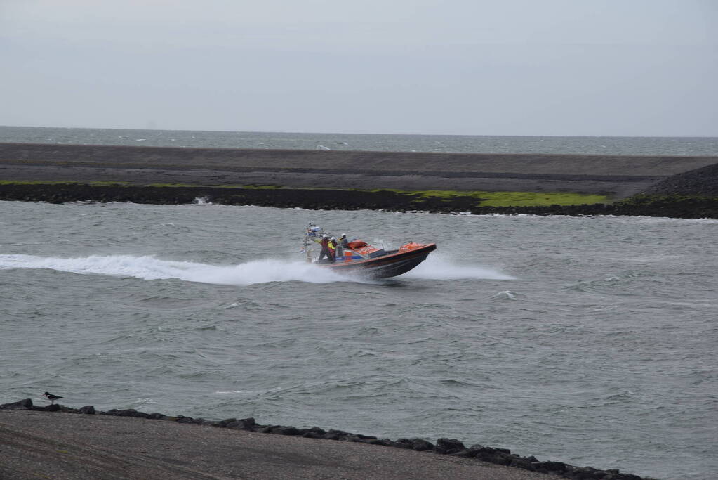 Grote zoekactie naar vermiste surfer rondom Oosterscheldekering