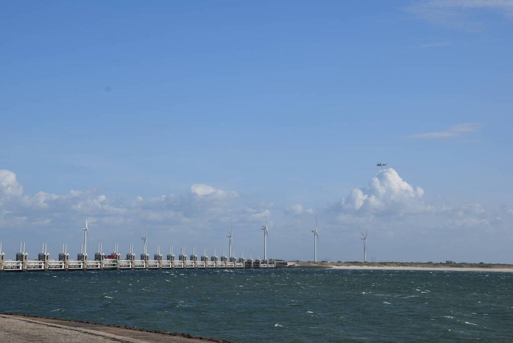 Grote zoekactie naar vermiste surfer rondom Oosterscheldekering