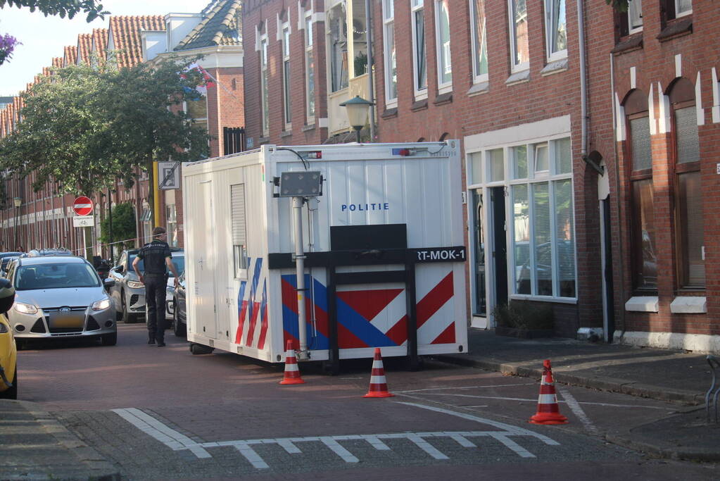 Overleden vrouw aangetroffen in woning, twee mannen aangehouden