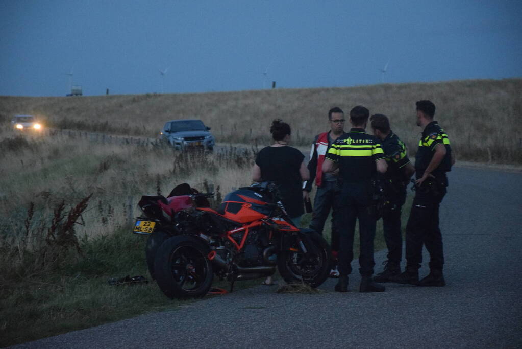 Motorrijders vliegen uit bocht
