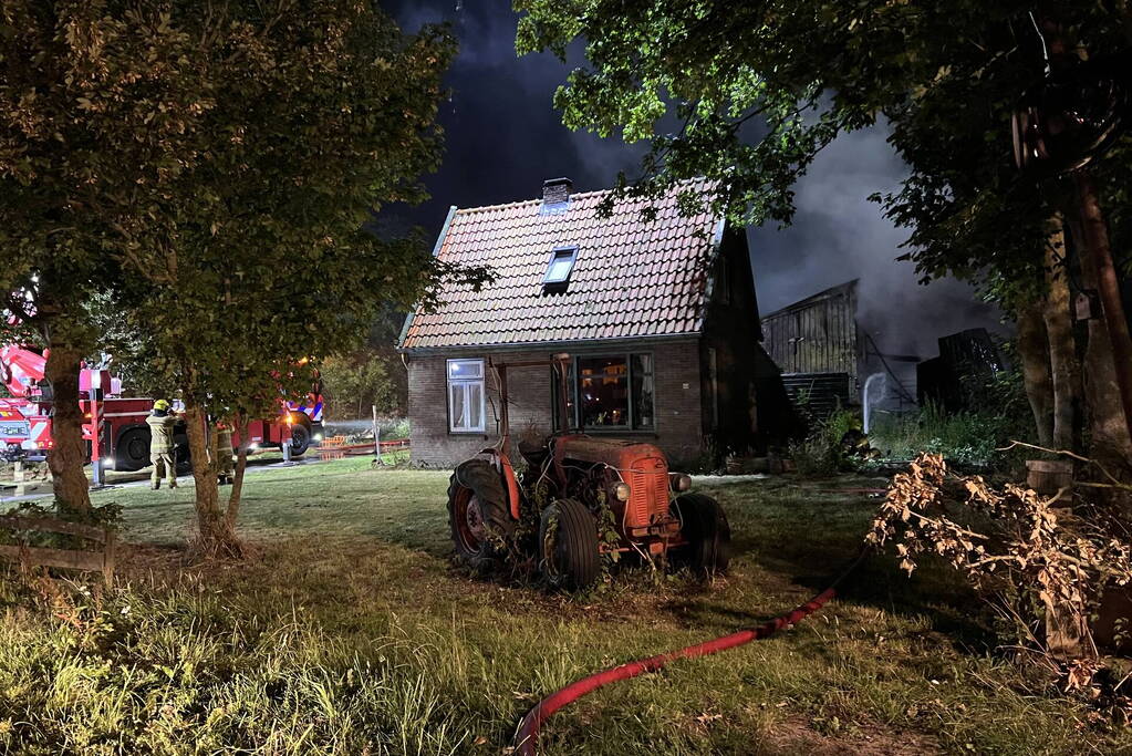 Loods verwoest bij grote brand