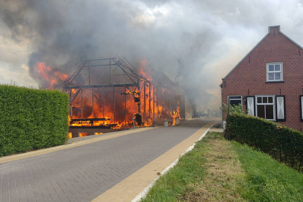 Brand slaat over na zorgboerderij