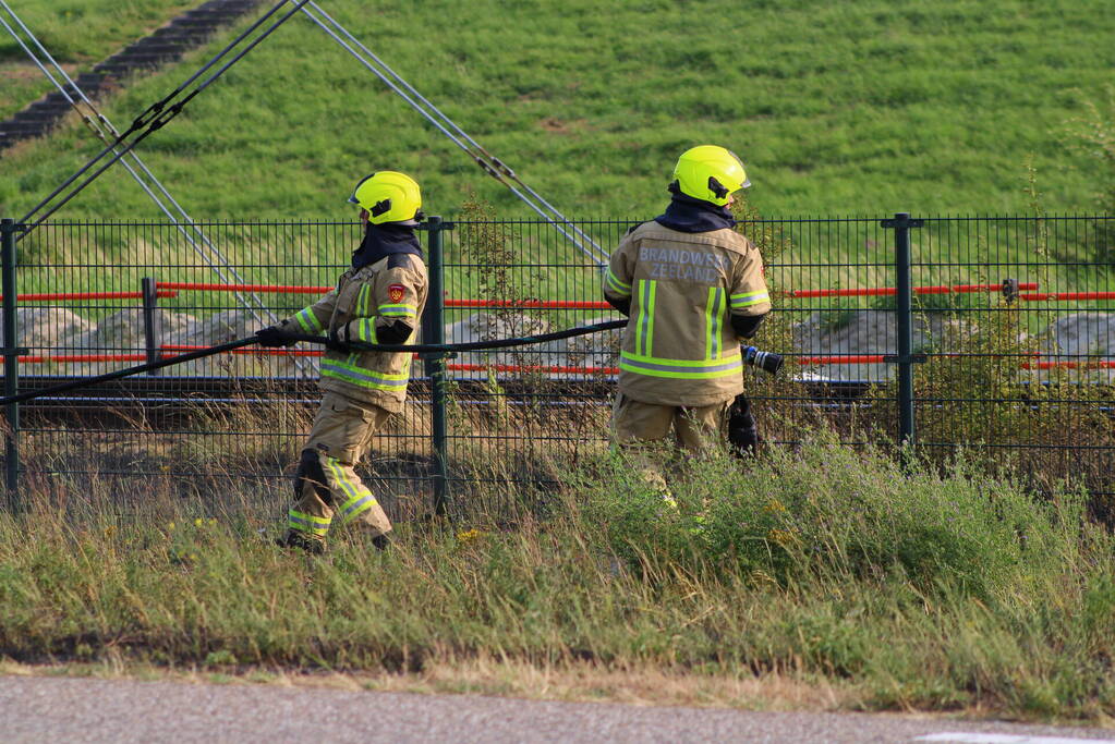 Flink stuk berm in brand