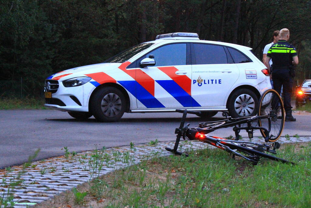 Aanrijding tussen automobilist en twee wielrenners