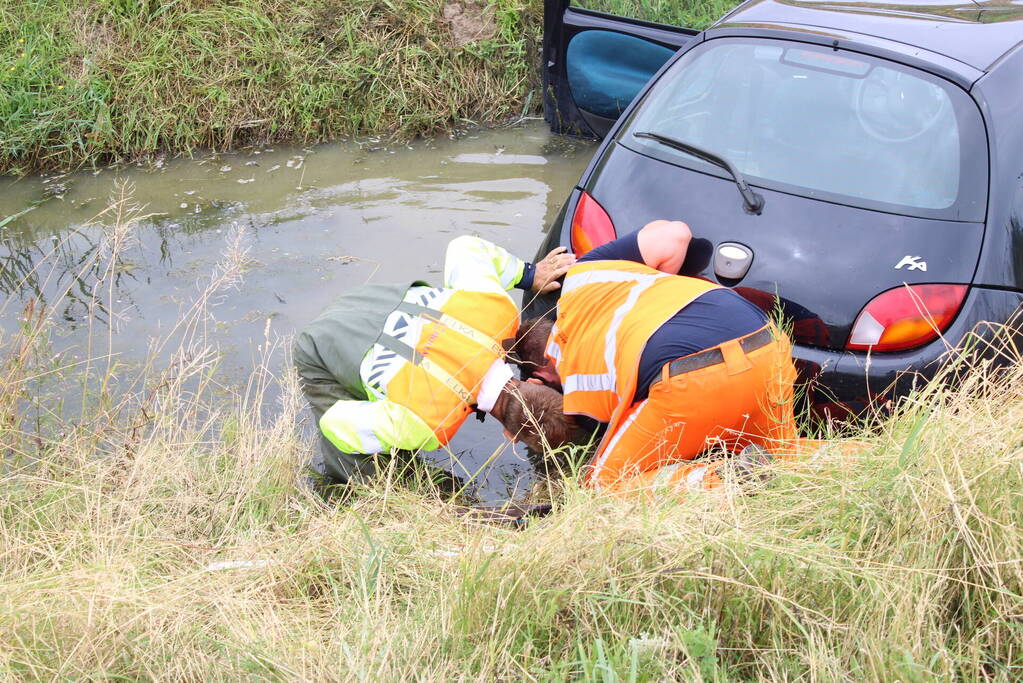 Automobilist vliegt uit de bocht en belandt in het water
