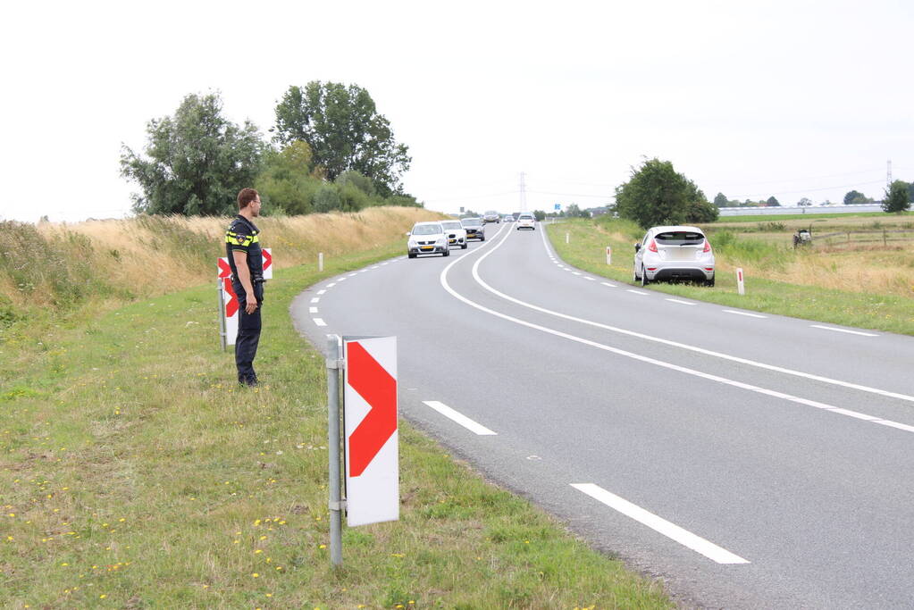 Automobilist vliegt uit de bocht en belandt in het water