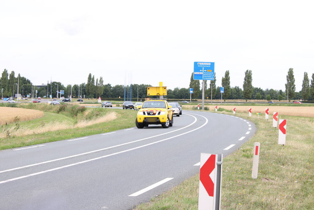 Automobilist vliegt uit de bocht en belandt in het water