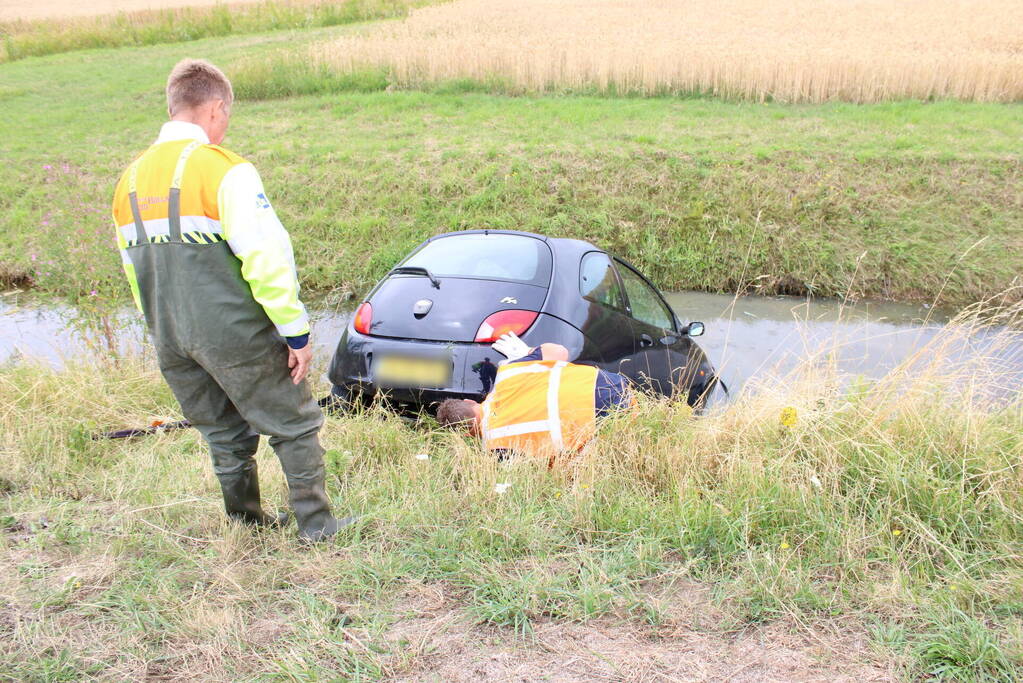 Automobilist vliegt uit de bocht en belandt in het water