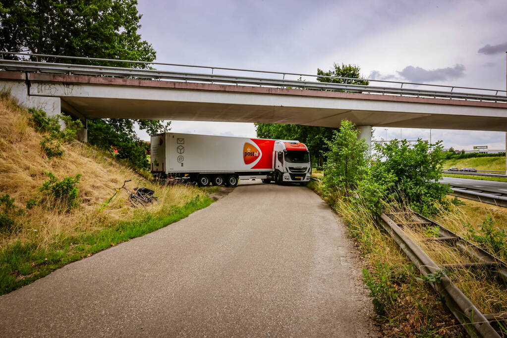Vrachtwagenchauffeur rijdt zich vast na het keren