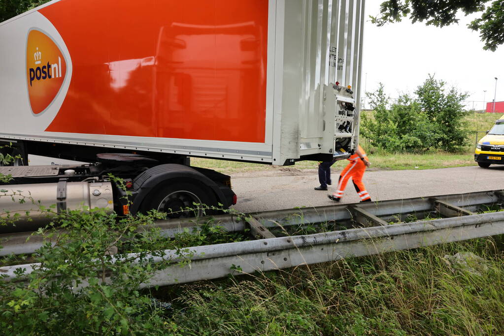 Vrachtwagenchauffeur rijdt zich vast na het keren