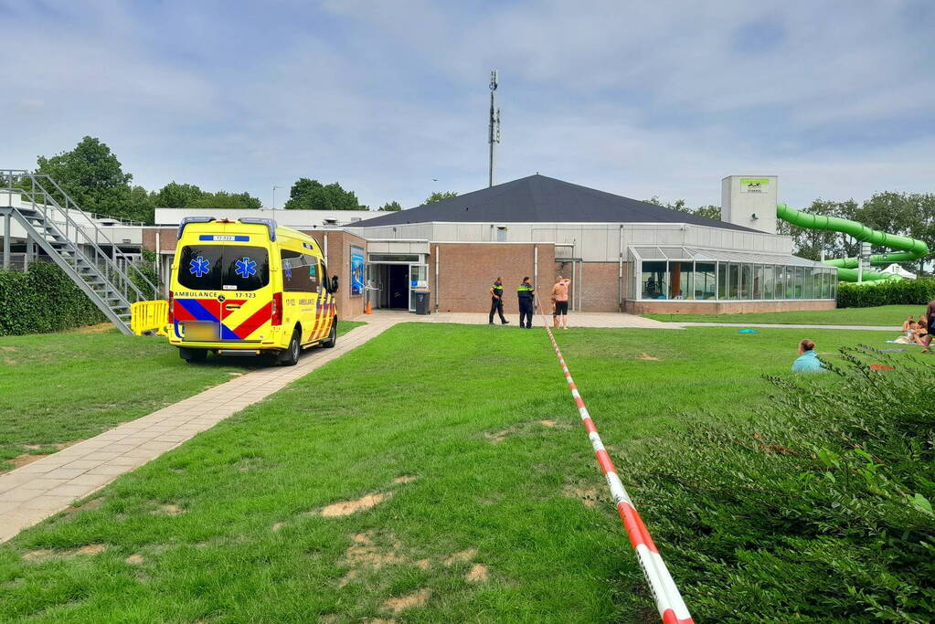 Traumahelikopter landt bij zwembad De Fakkel