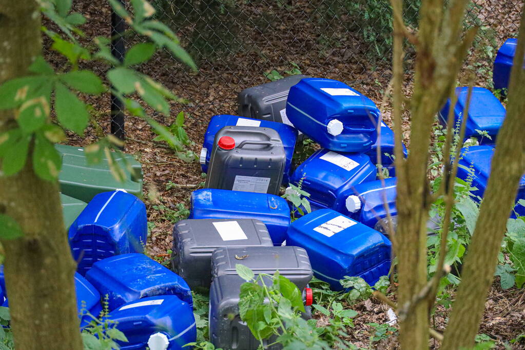Tientalen vaten in bosgebied aangetroffen