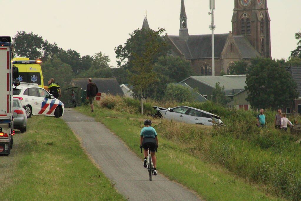 Twee auto's botsen frontaal op elkaar