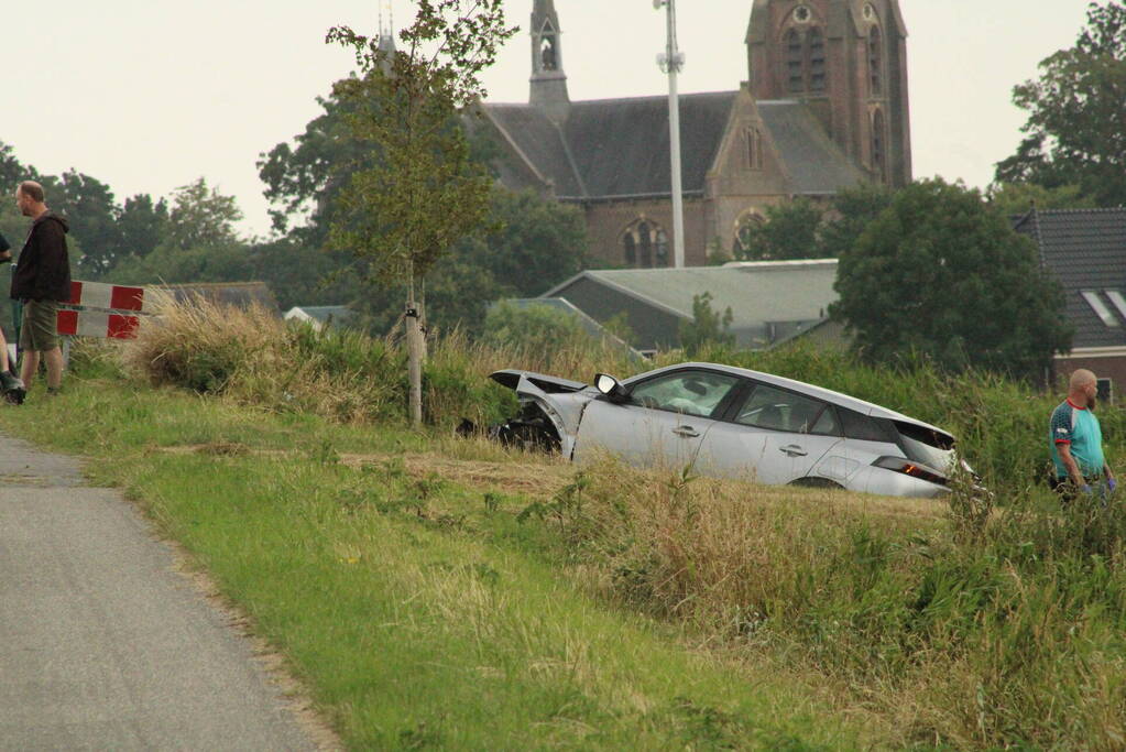 Twee auto's botsen frontaal op elkaar