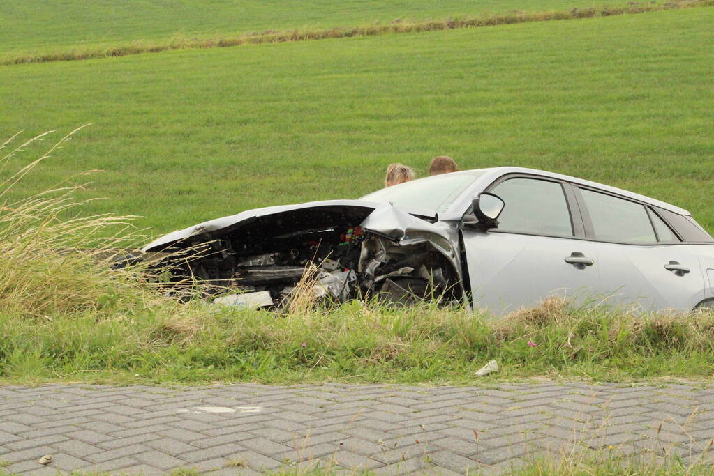 Twee auto's botsen frontaal op elkaar