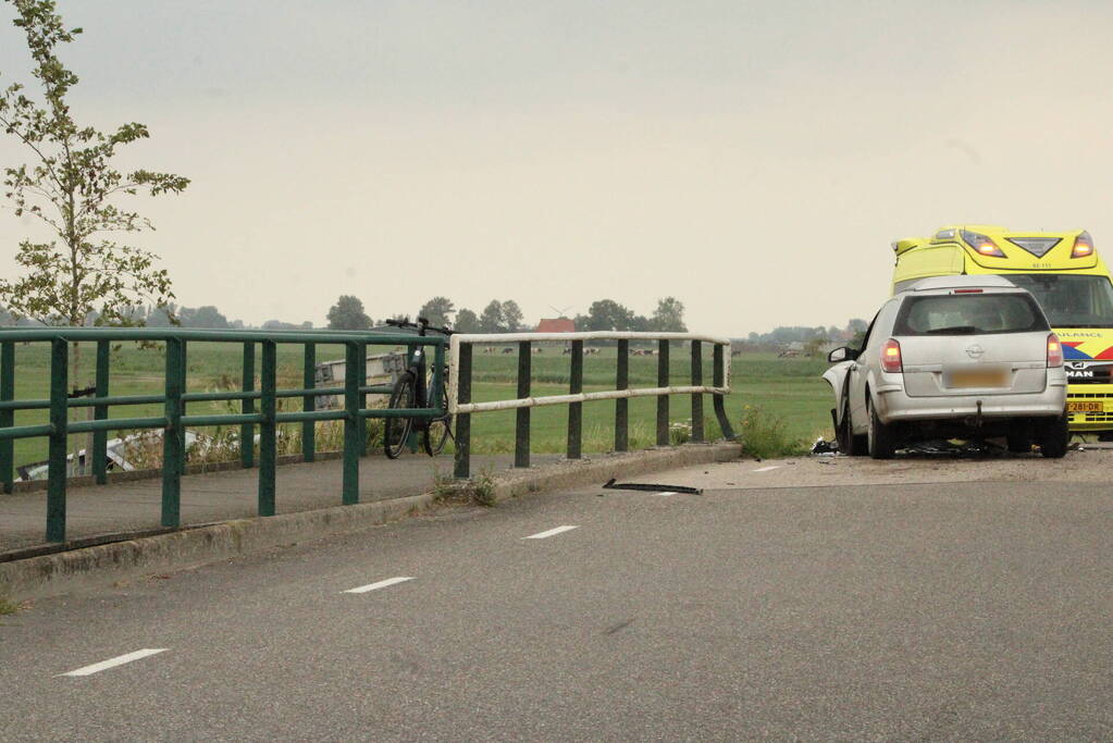 Twee auto's botsen frontaal op elkaar