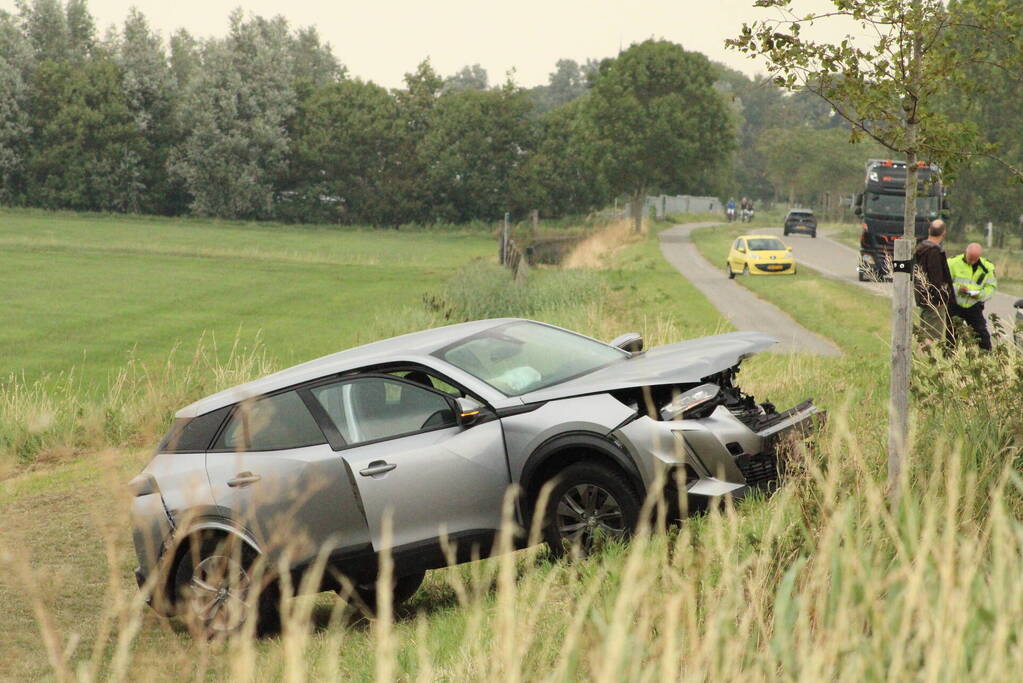 Twee auto's botsen frontaal op elkaar