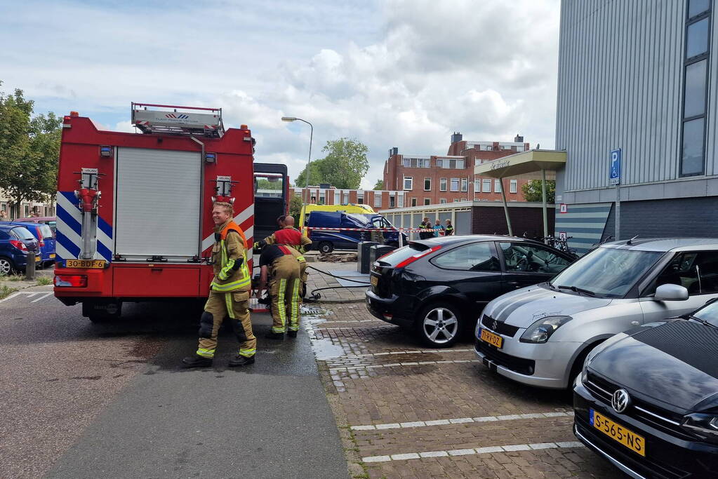 Brand in kelderbox van flatgebouw zorgt voor veel rookontwikkeling