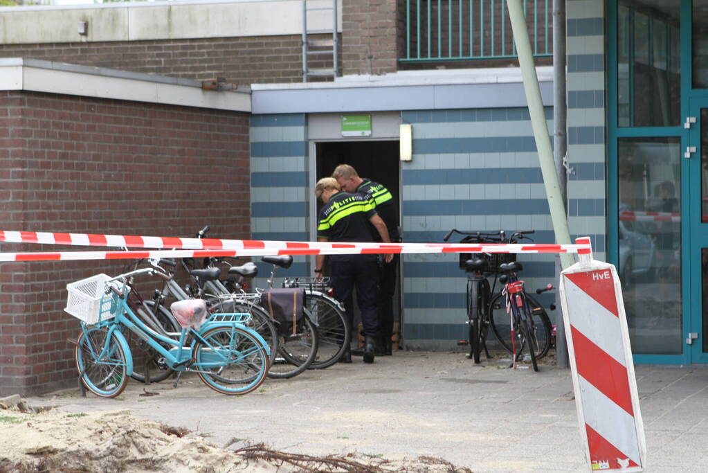 Brand in kelderbox van flatgebouw zorgt voor veel rookontwikkeling