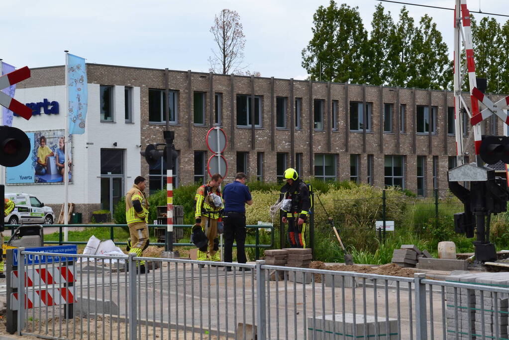 Brandweer doet onderzoek naar gaslucht bij spoorwegovergang