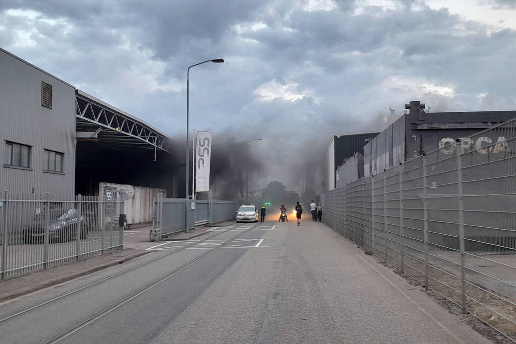 Zwarte rookwolken bij machinebrand