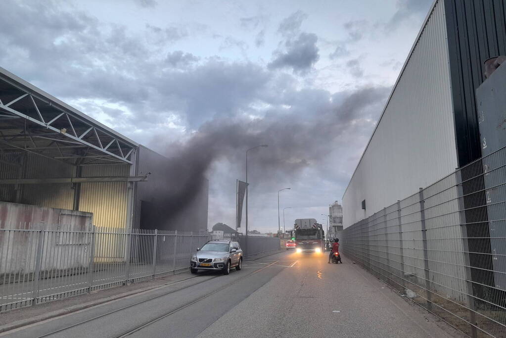 Zwarte rookwolken bij machinebrand