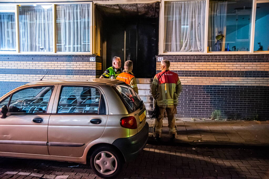 Brand na aanslag met explosief in portiek