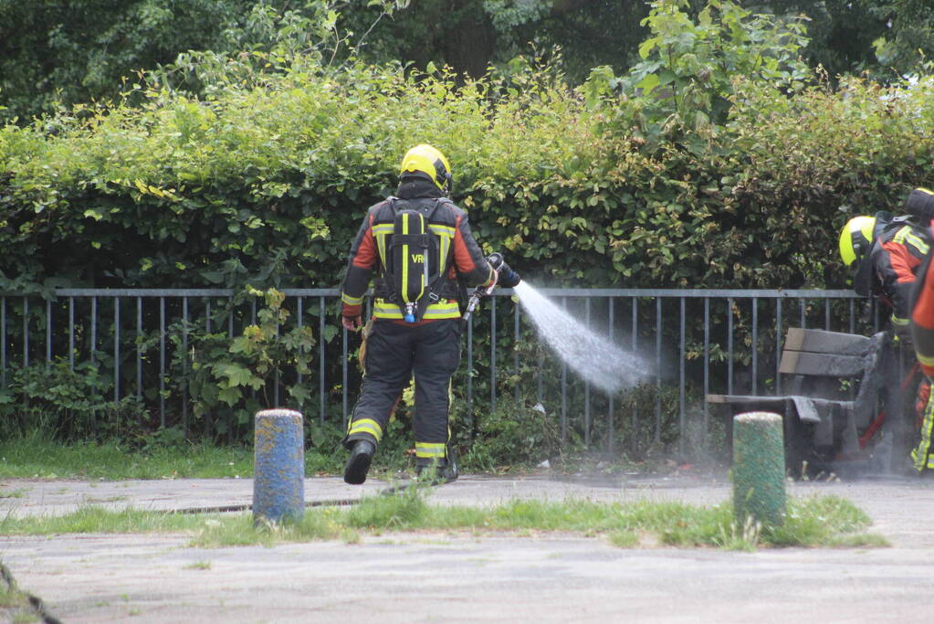Bankje op schoolplein in brand