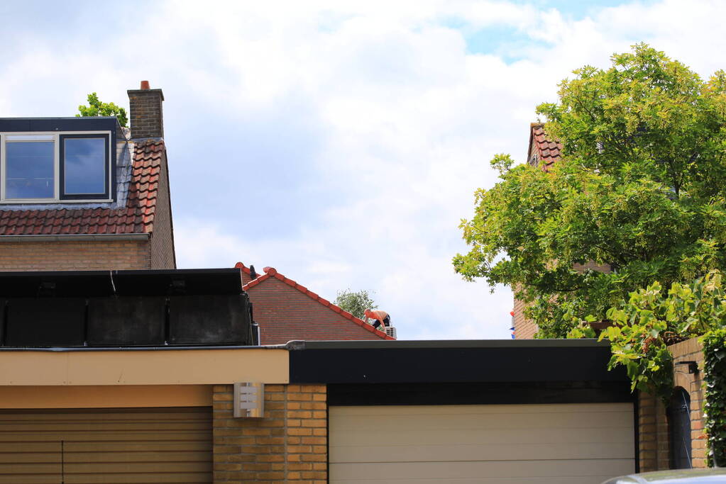 Veel bekijks bij man met verward gedrag op dak