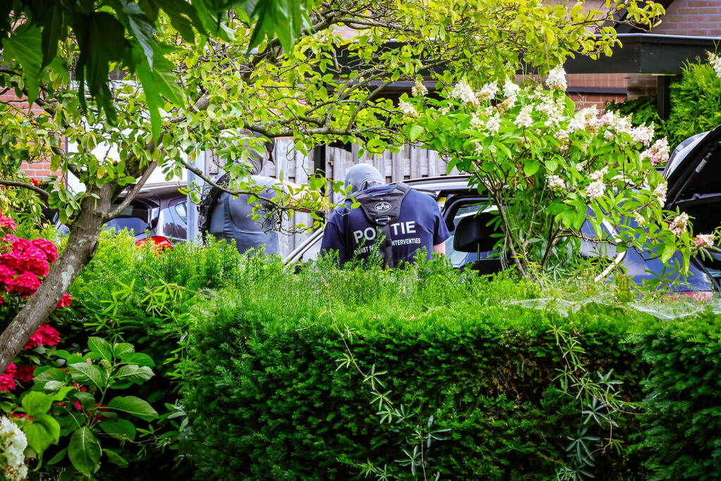 Veel bekijks bij man met verward gedrag op dak