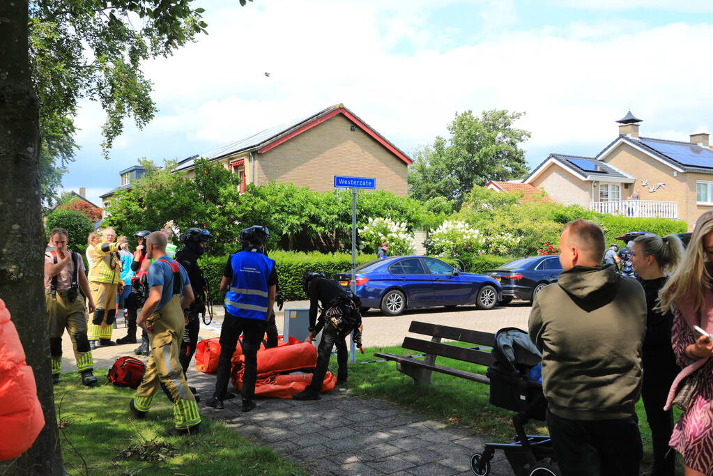 Veel bekijks bij man met verward gedrag op dak