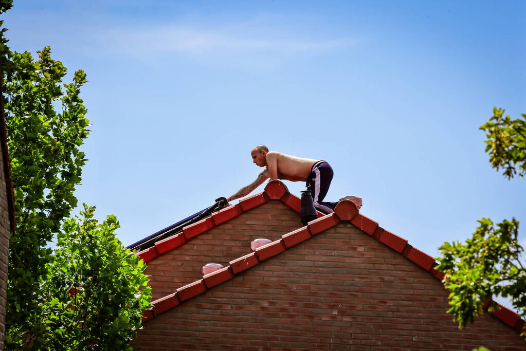 Veel bekijks bij man met verward gedrag op dak