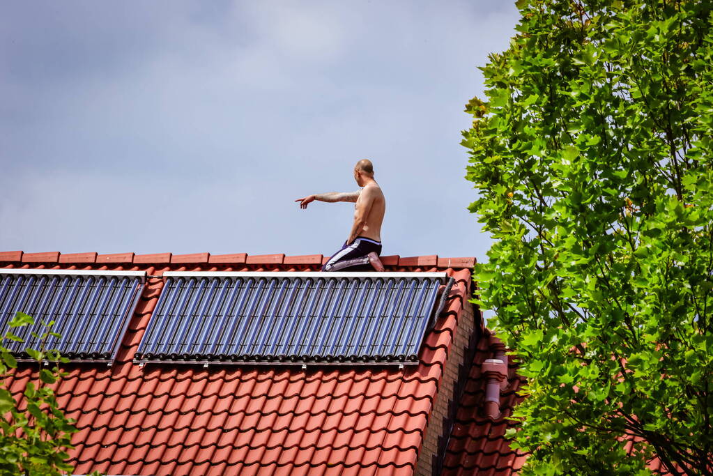 Veel bekijks bij man met verward gedrag op dak
