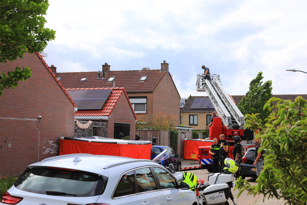 Veel bekijks bij man met verward gedrag op dak