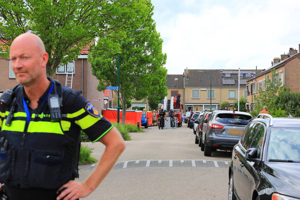 Veel bekijks bij man met verward gedrag op dak