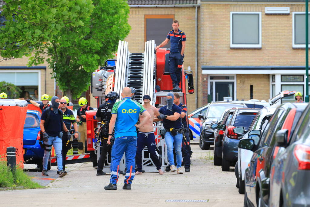 Veel bekijks bij man met verward gedrag op dak