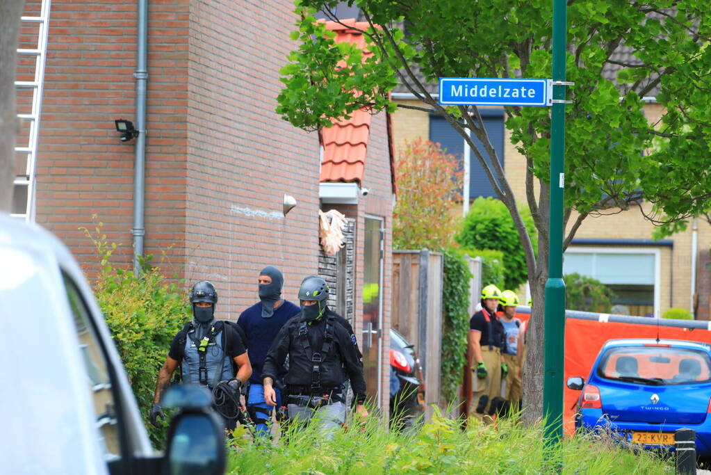 Veel bekijks bij man met verward gedrag op dak