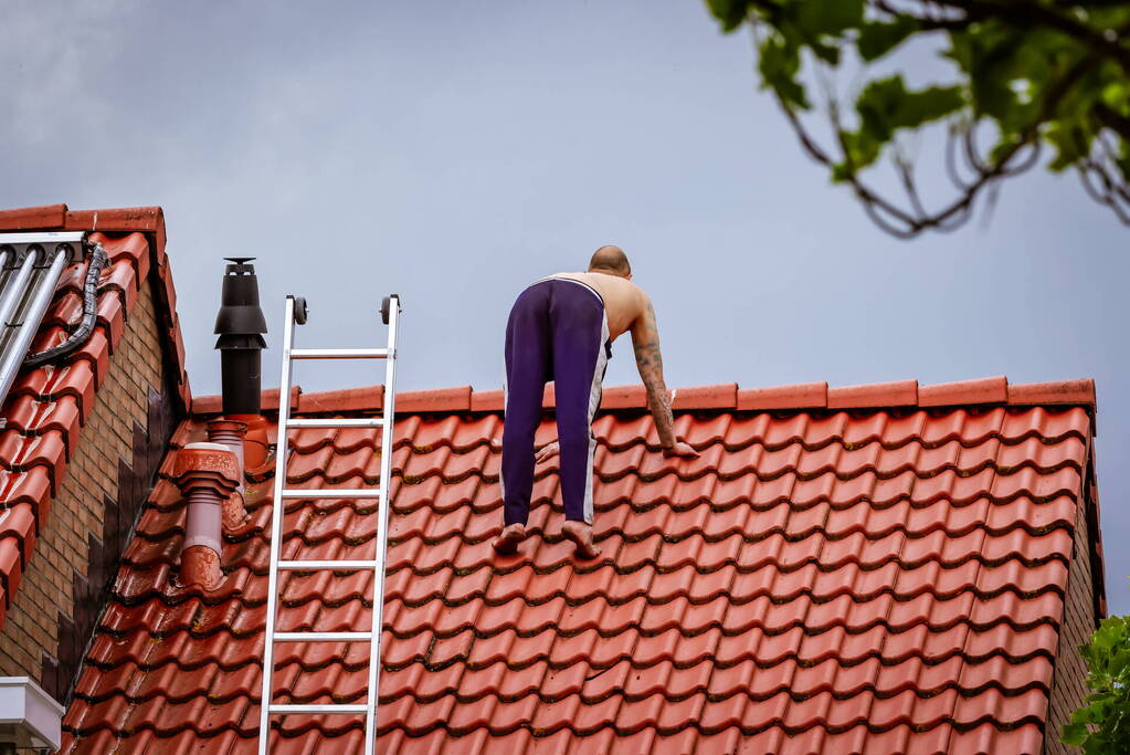 Veel bekijks bij man met verward gedrag op dak